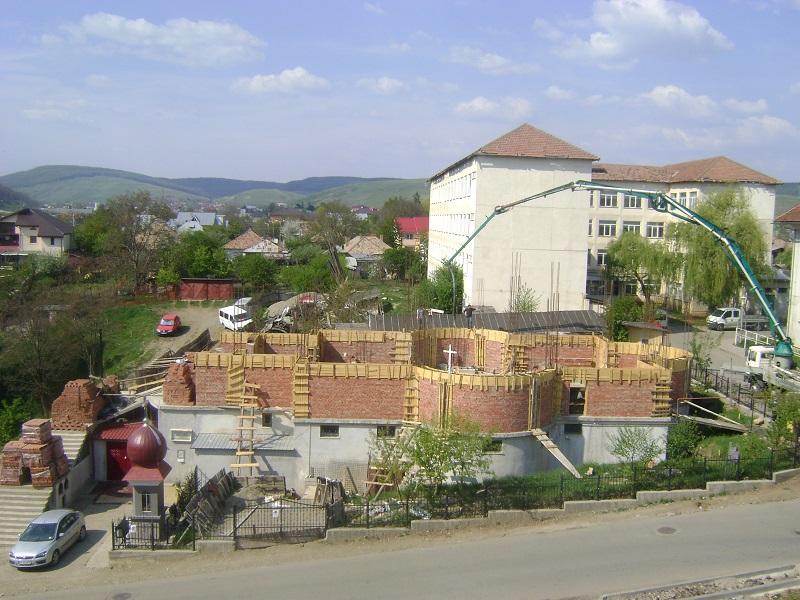 Biserica în construcţie