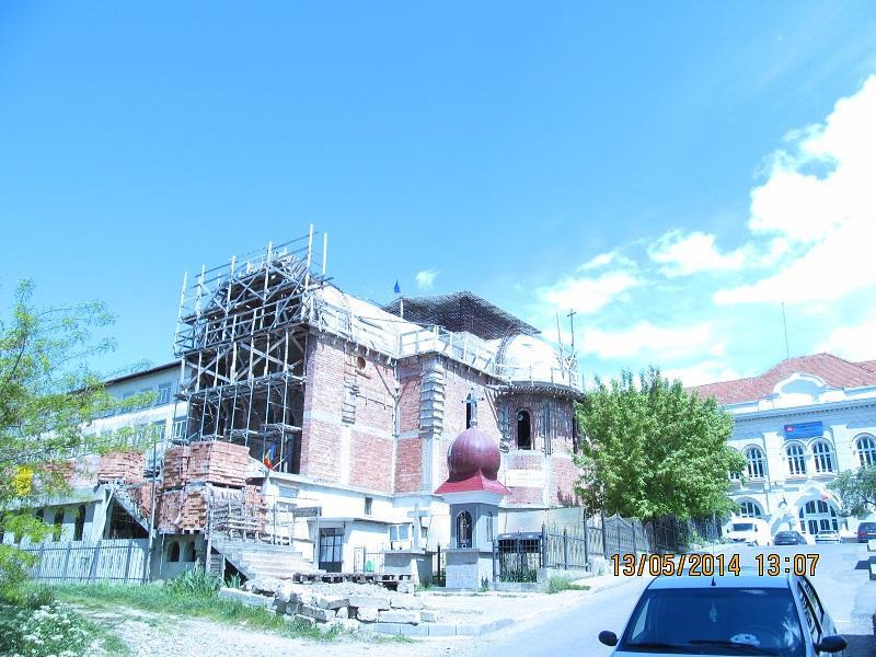 Biserica în construcţie